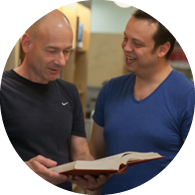 מרצים משוחחים