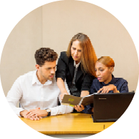 מרצה ושני סטודנטים קוראים מחברת