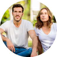 סטודנט וסטודנטית יושבים יחדיו