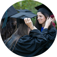 סטודנטים עם כובע של טקס סיום תואר