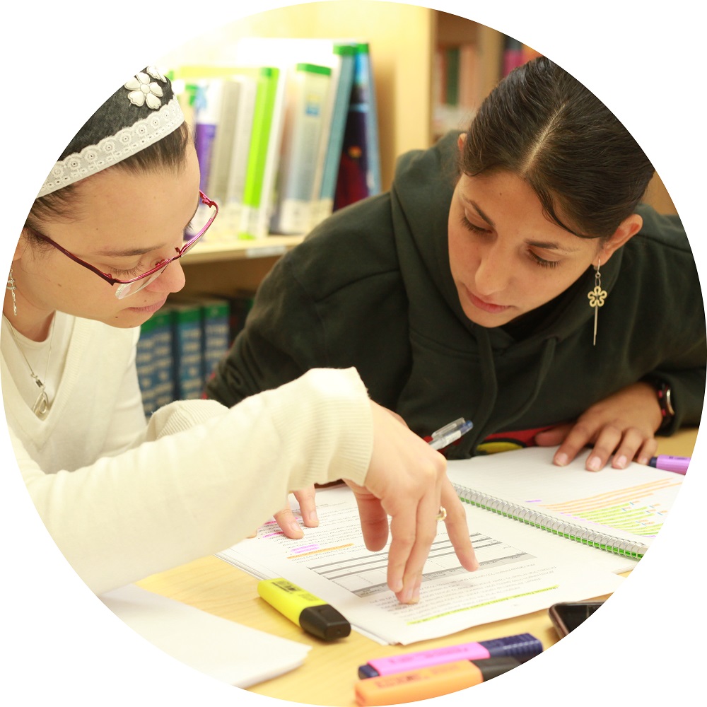 סטודנטיות לומדות יחדיו