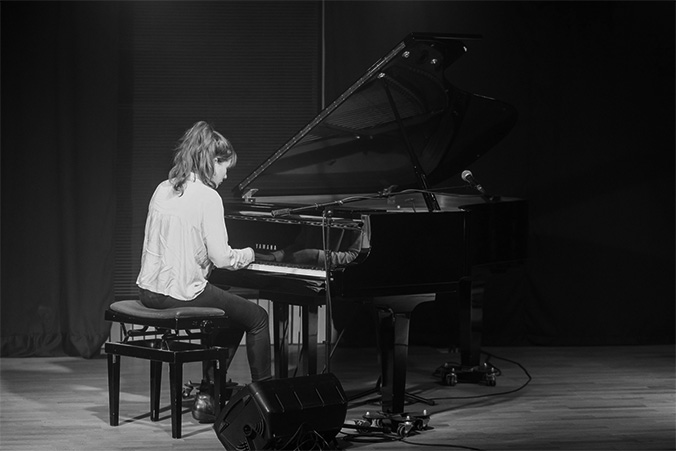 סטודנטית מנגנת על פסנתר