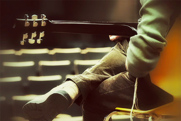 סטודנט מנגן על גיטרה