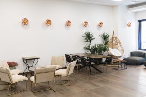 אזור ישיבה בקמפוס ירושלים