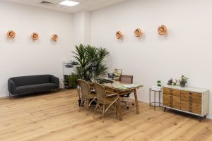 אזור ישיבה בקמפוס ירושלים