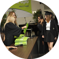 מרצה וסטודנטים בטקס סיום תואר