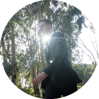 סטודנט מתהלך בחצר הקמפוס