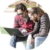 סטודנטים יושבים בחצר הקמפוס