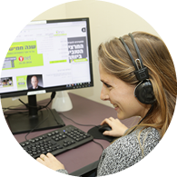 סטודנטית גולשת במחשב