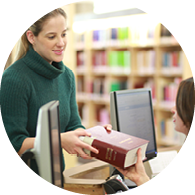 סטודנטית מחזירה ספר בספרייה