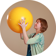 סטודנטית עושה פעילות ספורטיבית