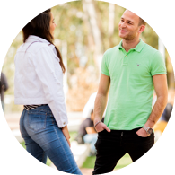 סטודנטים מדברים בחצר הקמפוס