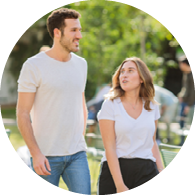 סטודנטים מתהלכים בחצר הקמפוס