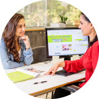 שתי סטודנטיות מדברות