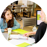 סטודנטיות משוחחות