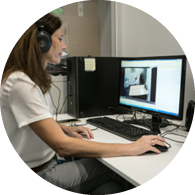 אישה עובדת על מחשב