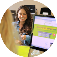 סטודנטית מחייכת