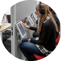 סטודנטית במרכז הסימולציות