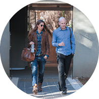 מרצים צועדים בכניסה לקמפוס