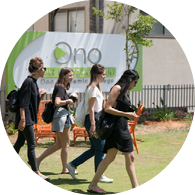 סטודנטים מתהלכים בחצר הקמפוס