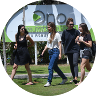 סטודנטים מתהלכים יחדיו בקמפוס