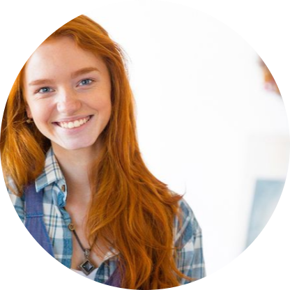 נערה מחייכת