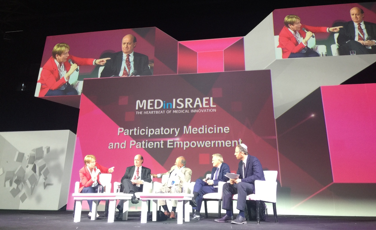 פאנל: העצמת מטופלים בעולם הדיגיטלי, בהנחיית ד"ר גיל סיגל (ראשון מימין)