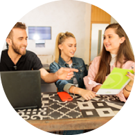 סטודנטים משוחחים