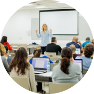 תמונה של מרצה באמצע שיעור בכיתה