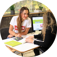 סטודנטיות משוחחות