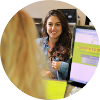 תמונה של סטודנטית מחייכת