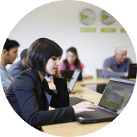 תמונה של סטודנטית עם לפטופ