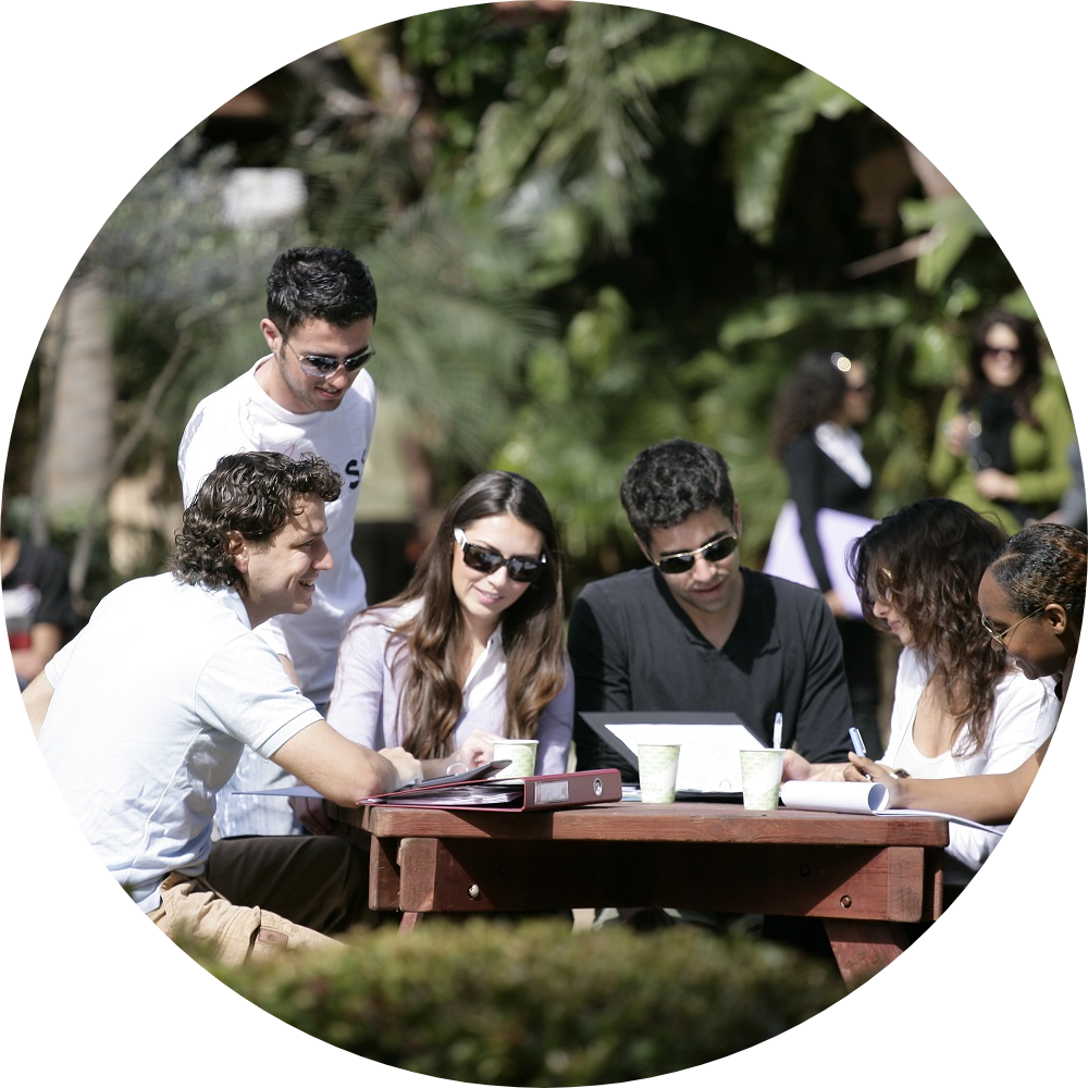 סטודנטים יושבים יחדיו בחצר הקמפוס