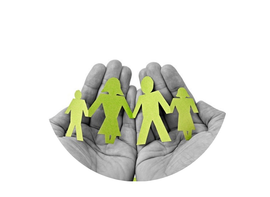 גזירי נייר בצורת משפחה על כף יד