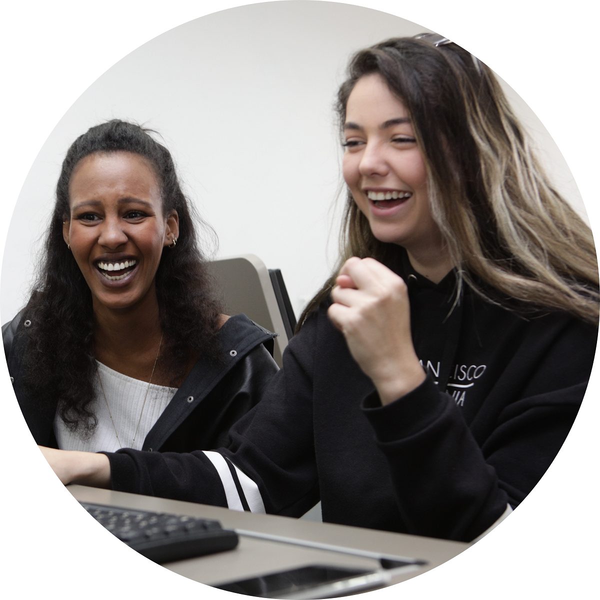 סטודנטיות צוחקות יחדיו בכיתה