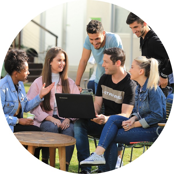 סטודנטים יחדיו בחצר הקמפוס