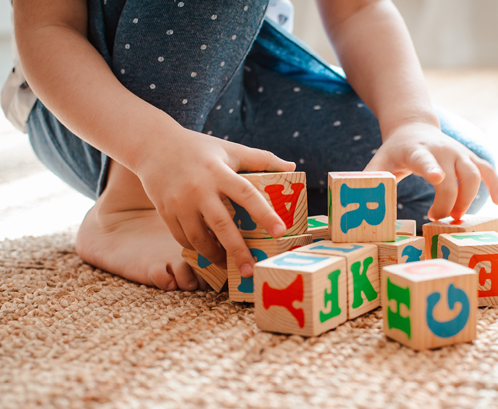 ילד משחק עם קוביות