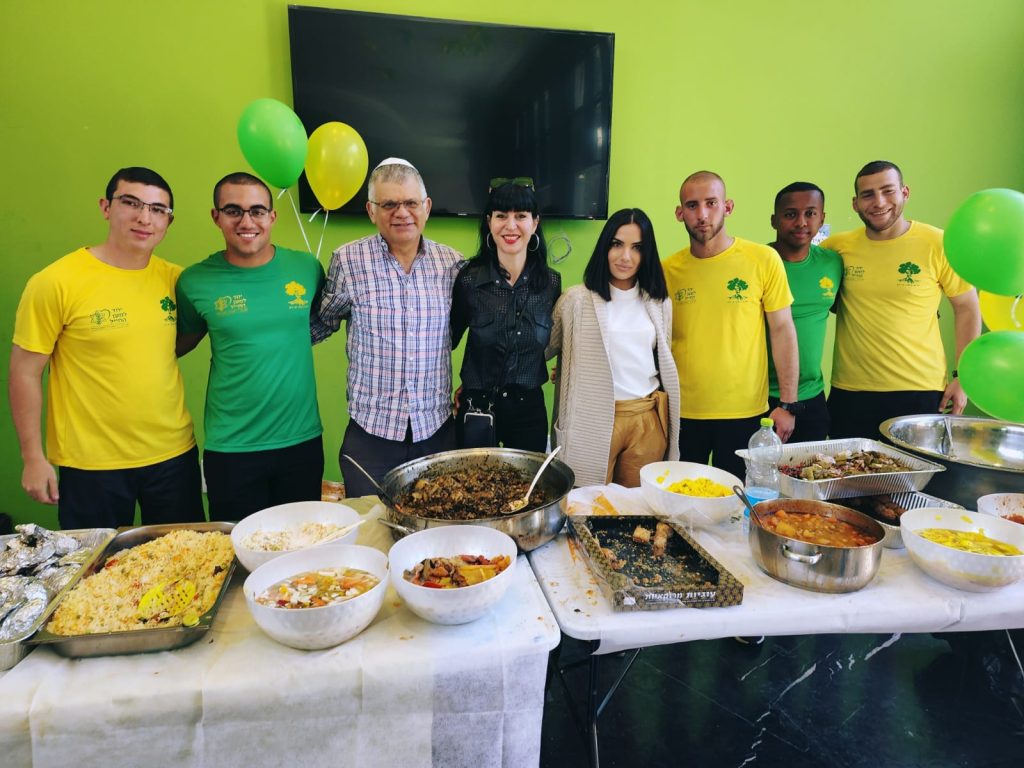 סטודנטים וסגל של הקריה האקדמית אונו עם לוחמי גולני