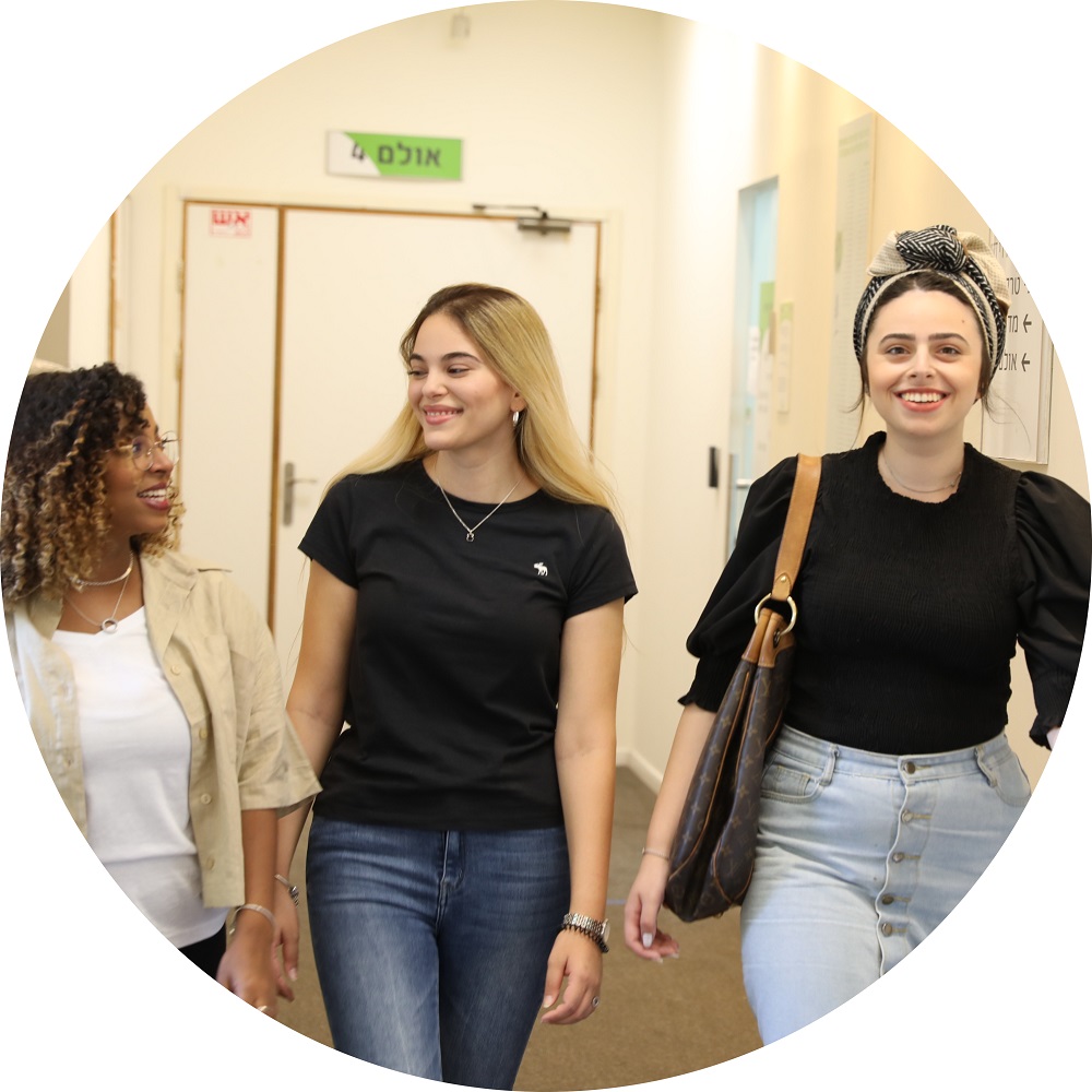 שלוש סטודנטיות צועדות באולם