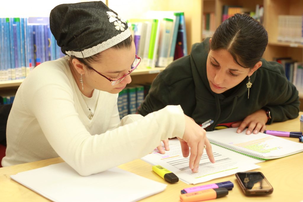 שתי סטודנטיות לומדות
