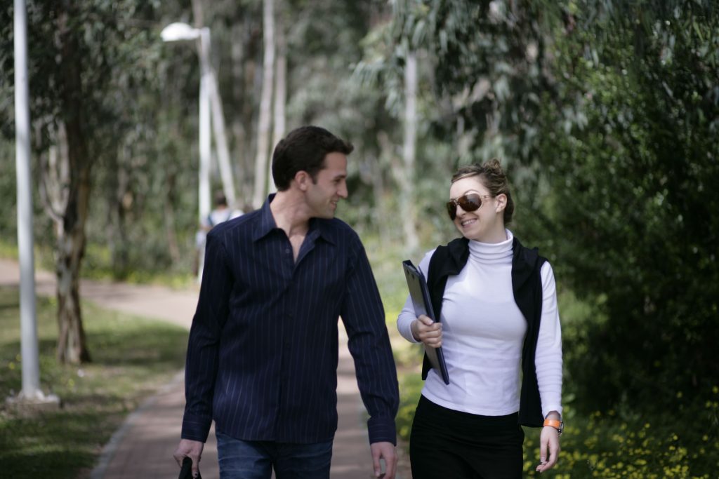 סטונט וסטודנטית הולכים