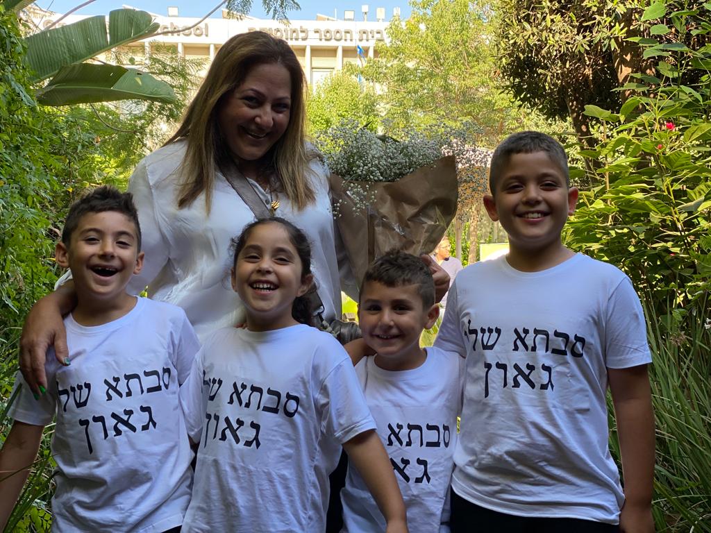 אישה וקבוצת ילדים