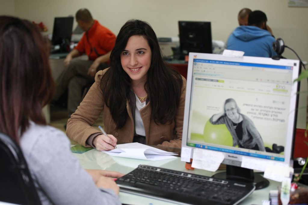 סטודנטית מול מסך מחשב