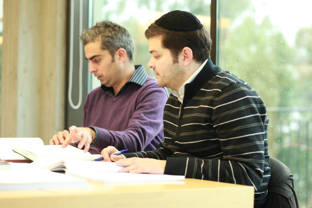 סטודנטים משוחחים