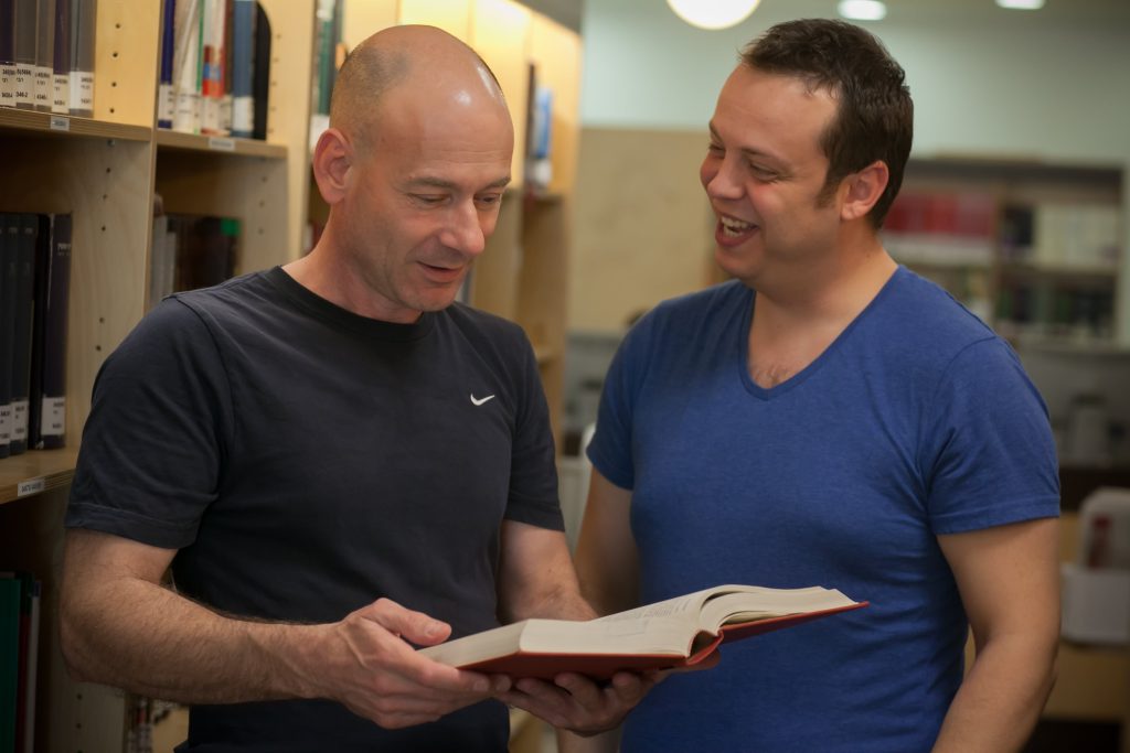 מרצים משוחחים