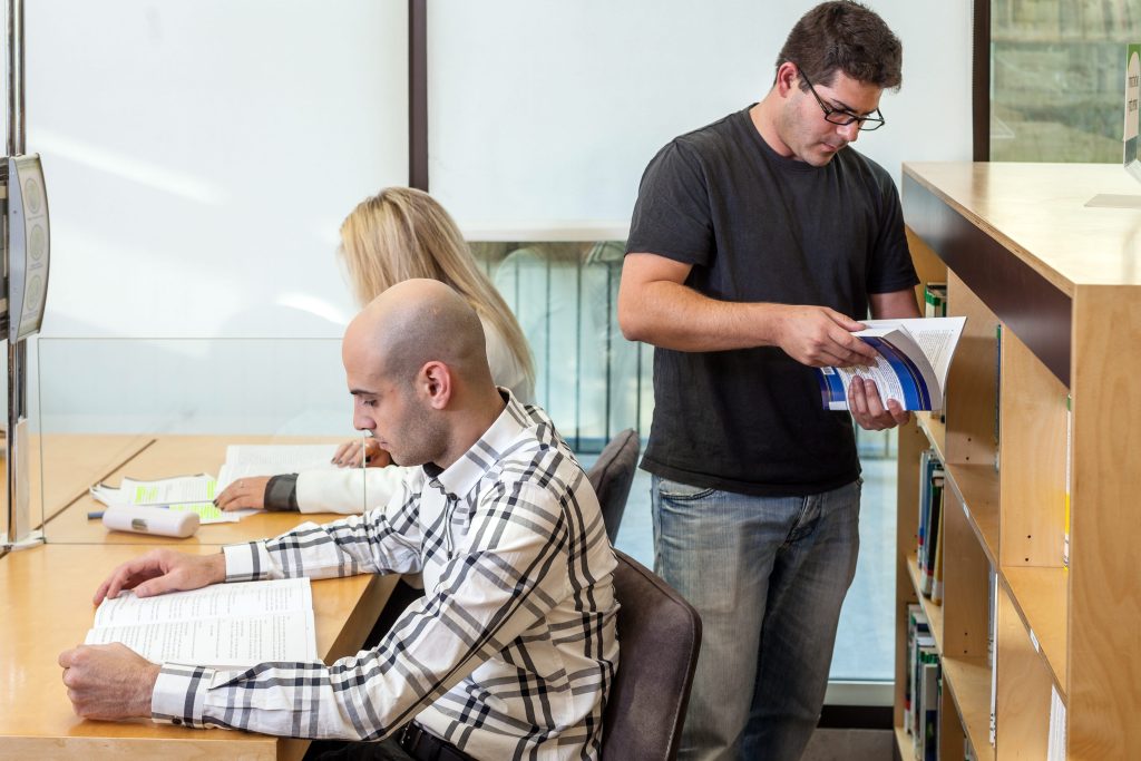 סטודנטים יושבים יחדיו