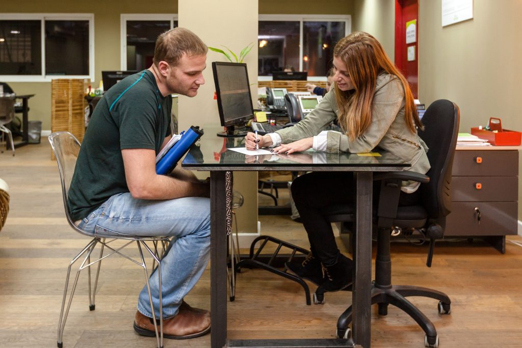 סטודנט ויועצת משוחחים