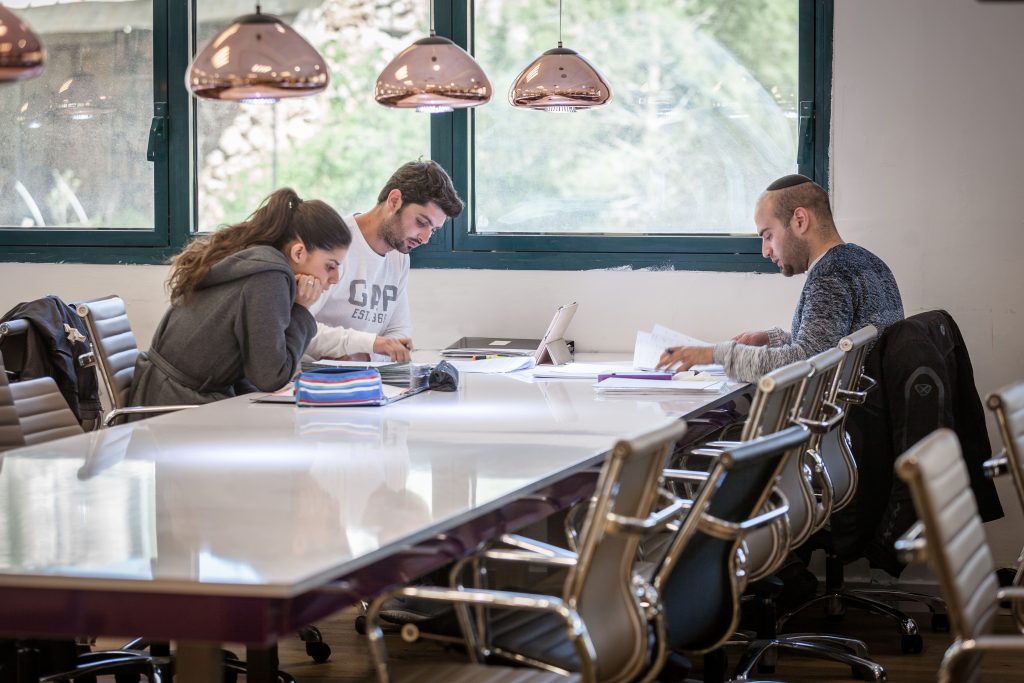 סטודנטים יושבים יחדיו