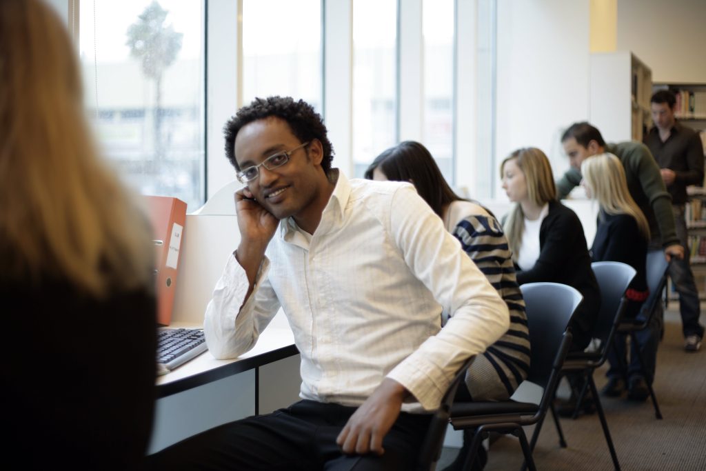 סטודנטים משוחחים