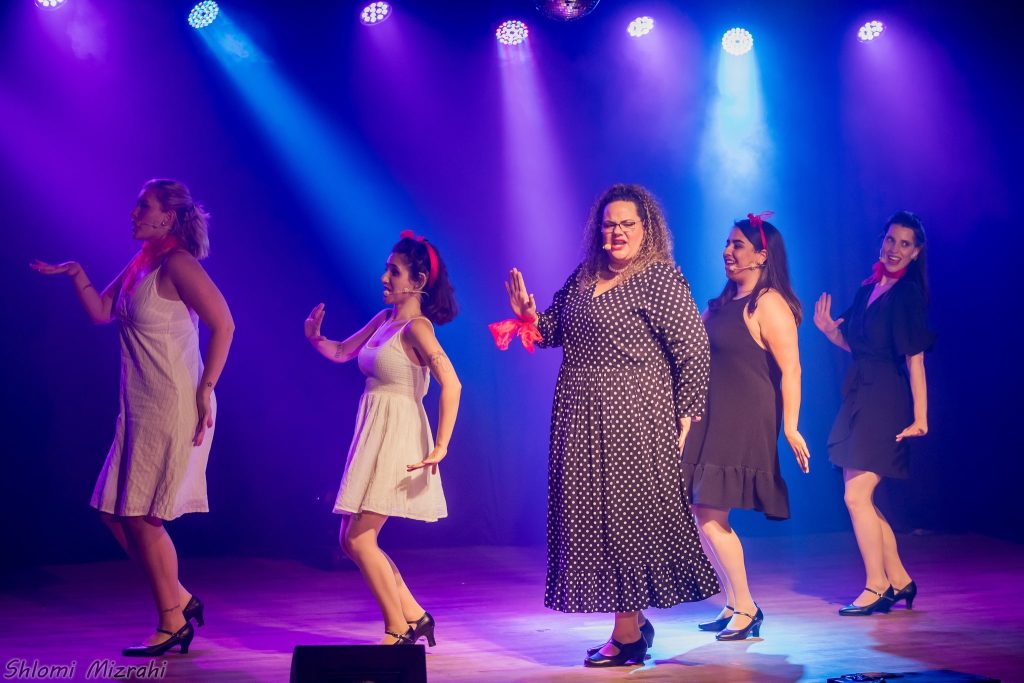 סטודנטיות רוקדות על במה